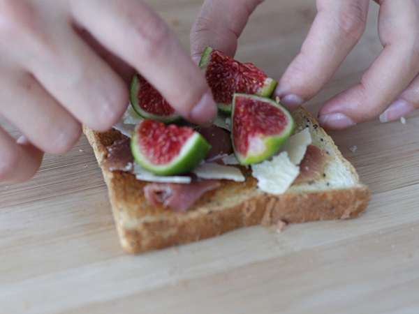 Bruschetta dengan buah ara, Parmesan dan ham Parma - Persiapan langkah 3
