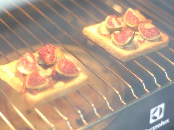 Bruschetta dengan buah ara, Parmesan dan ham Parma - Persiapan langkah 4