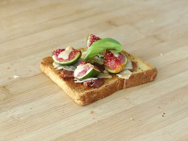 Bruschetta dengan buah ara, Parmesan dan ham Parma - Persiapan langkah 5
