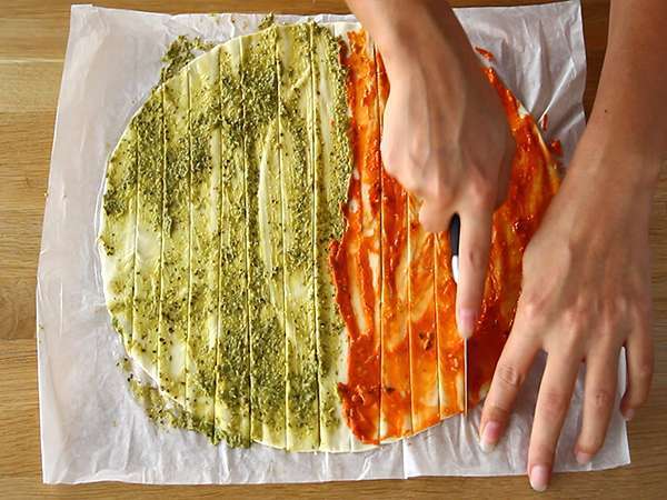 Pohon Natal puff pastry pesto untuk minuman beralkohol Natal - Persiapan langkah 2