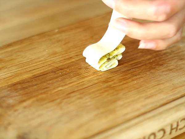 Pohon Natal puff pastry pesto untuk minuman beralkohol Natal - Persiapan langkah 3