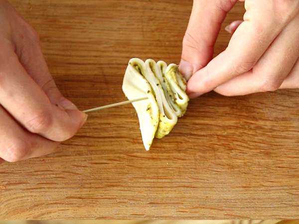 Pohon Natal puff pastry pesto untuk minuman beralkohol Natal - Persiapan langkah 4