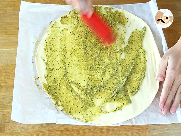 Karangan bunga puff pastry pesto untuk minuman beralkohol - Persiapan langkah 1