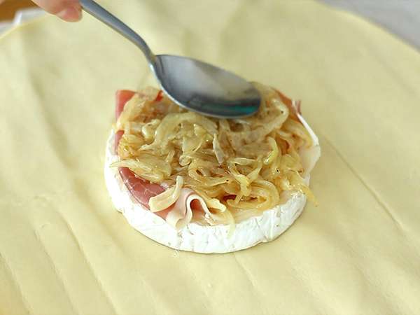 Kue puff pastry Camembert ham dan bawang bombay - Persiapan langkah 2