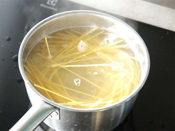 Spaghetti carbonara dengan alpukat - Persiapan langkah 1