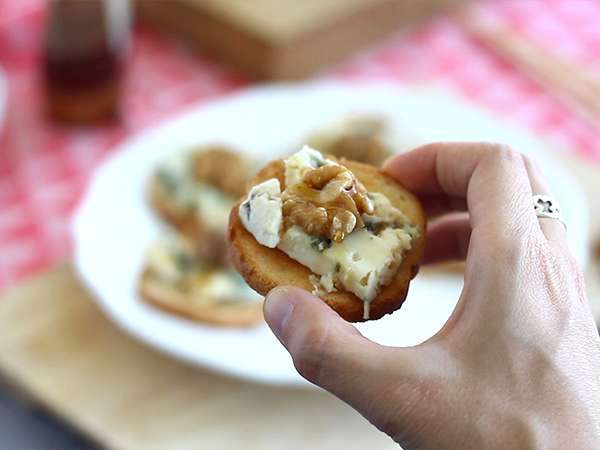 Roti panggang dengan Roquefort, kenari, dan madu - Persiapan langkah 3