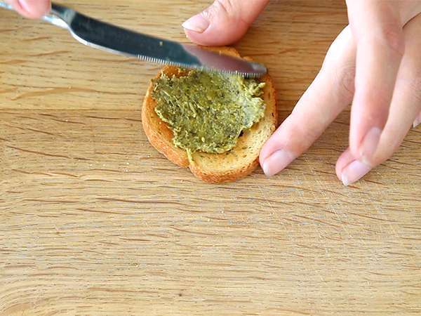 Pesto, parmesan, dan roti panggang tomat yang dijemur - Persiapan langkah 1