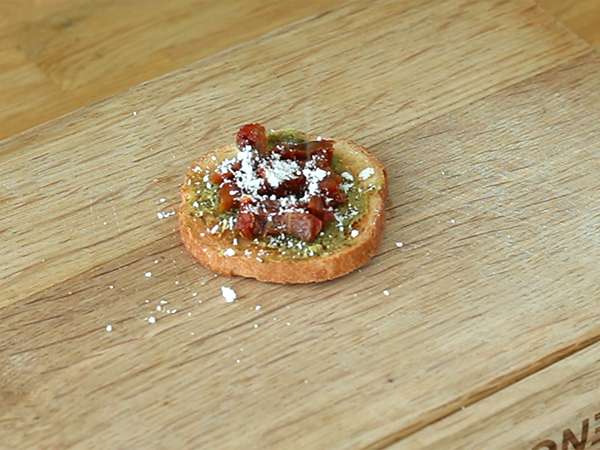 Pesto, parmesan, dan roti panggang tomat yang dijemur - Persiapan langkah 2