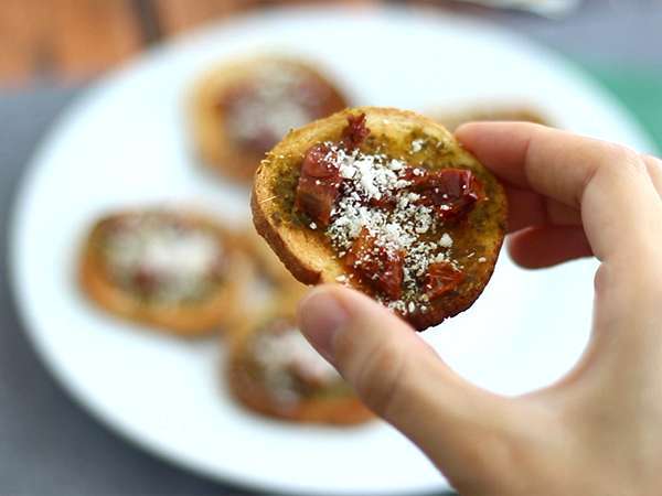 Pesto, parmesan, dan roti panggang tomat yang dijemur - Persiapan langkah 3