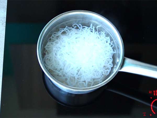 Spaghetti konjak gaya Provençal - Persiapan langkah 1