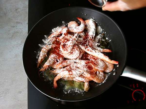 Udang flambéed dalam wiski, resepnya secara rinci - Persiapan langkah 1