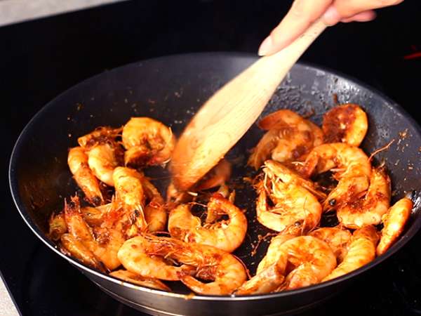Udang flambéed dalam wiski, resepnya secara rinci - Persiapan langkah 2