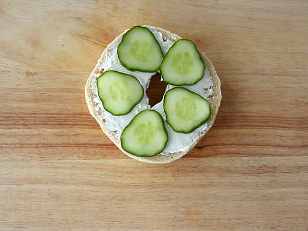 Bagel dengan salmon, mentimun, dan fromage frais - Persiapan langkah 2
