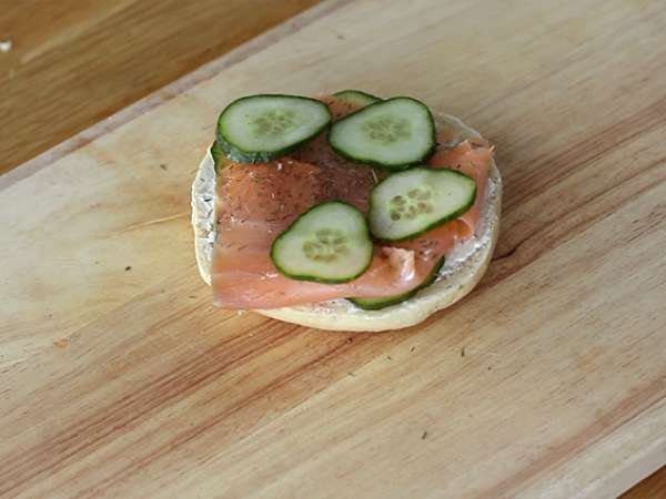 Bagel dengan salmon, mentimun, dan fromage frais - Persiapan langkah 3