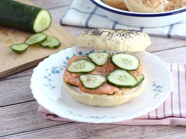 Bagel dengan salmon, mentimun, dan fromage frais - Persiapan langkah 4