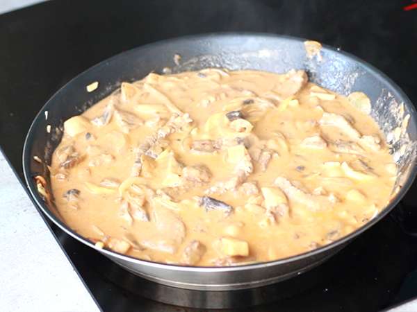Stroganoff daging sapi yang cepat dan mudah - Persiapan langkah 5