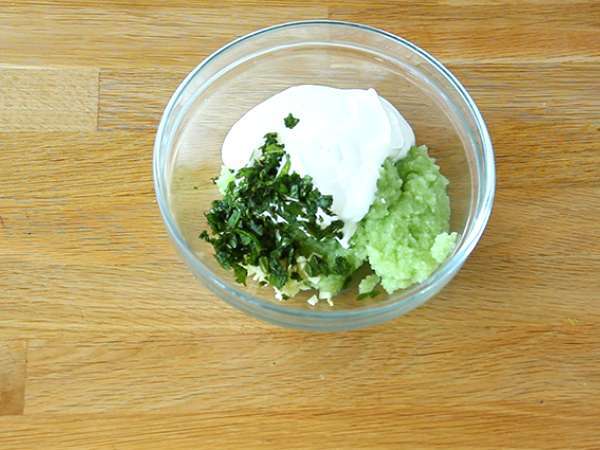 Tzatziki, mentimun dan saus yoghurt khas Yunani - Persiapan langkah 4