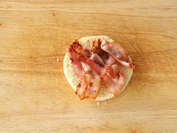 Muffin Inggris dengan telur dan bacon - Persiapan langkah 1