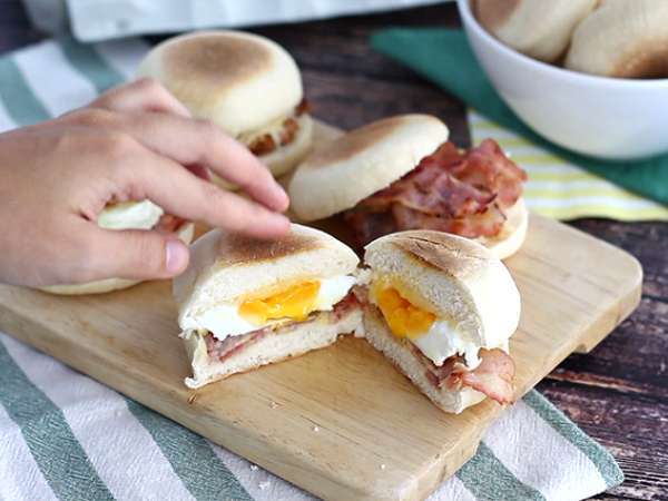 Muffin Inggris dengan telur dan bacon - Persiapan langkah 4
