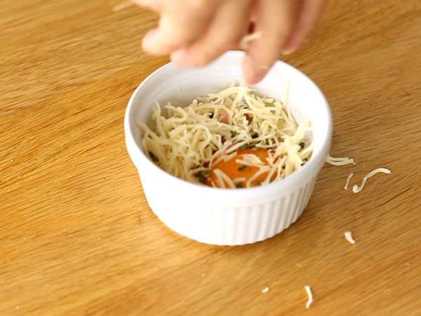 Oeufs cocotte dengan bacon dan daun bawang, resep cepat - Persiapan langkah 2