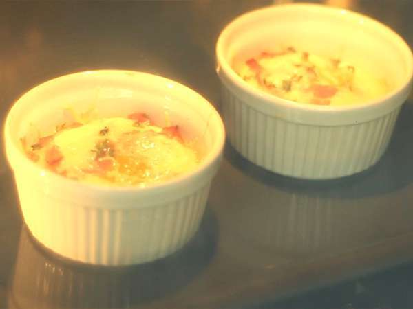 Oeufs cocotte dengan bacon dan daun bawang, resep cepat - Persiapan langkah 3