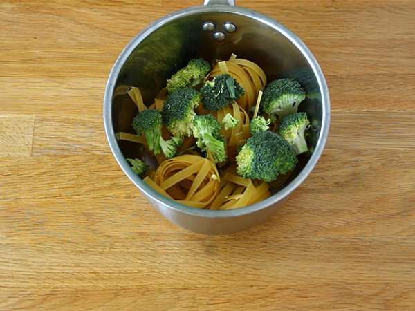 Pasta satu panci - Tagliatelle dengan salmon dan brokoli - Persiapan langkah 1