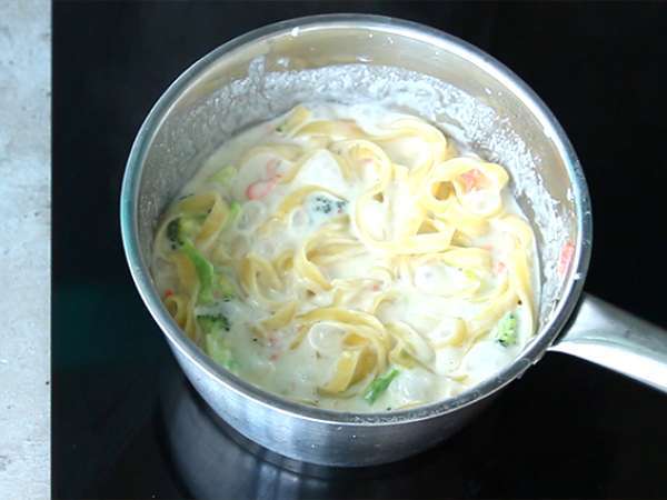 Pasta satu panci - Tagliatelle dengan salmon dan brokoli - Persiapan langkah 3