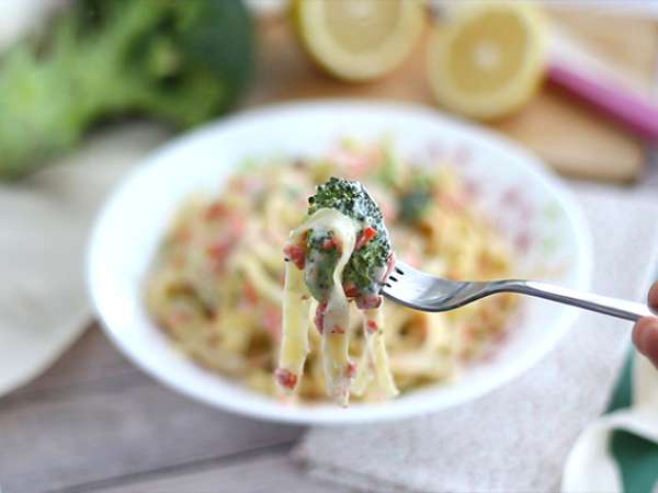 Pasta satu panci - Tagliatelle dengan salmon dan brokoli - Persiapan langkah 4