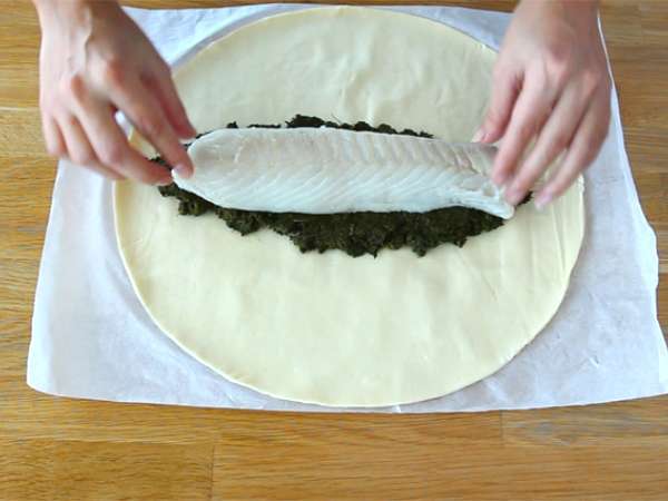 Ikan dalam kulit puff pastry dengan bayam dan keju mozzarella - Persiapan langkah 1