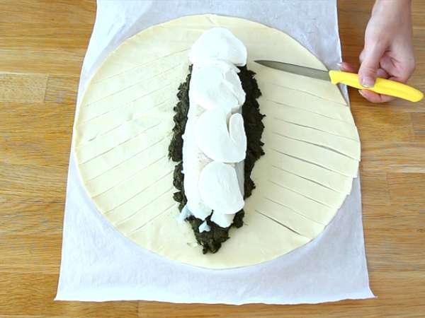 Ikan dalam kulit puff pastry dengan bayam dan keju mozzarella - Persiapan langkah 2