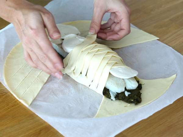 Ikan dalam kulit puff pastry dengan bayam dan keju mozzarella - Persiapan langkah 3