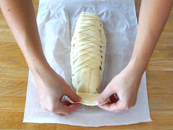 Ikan dalam kulit puff pastry dengan bayam dan keju mozzarella - Persiapan langkah 4