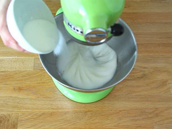 Meringue topi Santa - Persiapan langkah 1