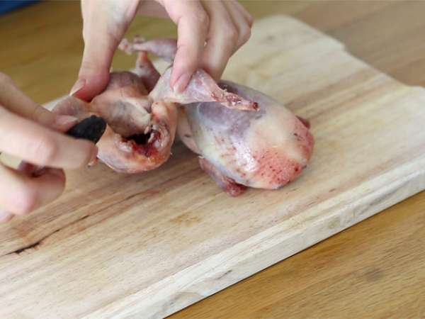 Burung puyuh dengan plum - Persiapan langkah 1