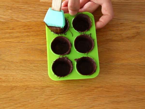 Cokelat yang diisi dengan karamel mentega asin dan kacang almond - Persiapan langkah 2