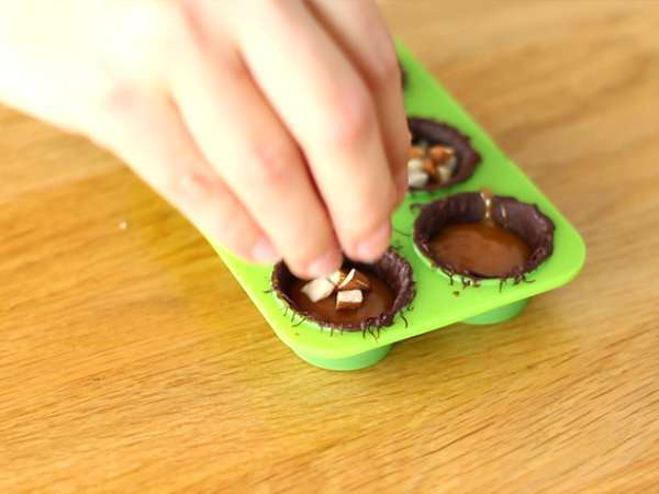 Cokelat yang diisi dengan karamel mentega asin dan kacang almond - Persiapan langkah 3