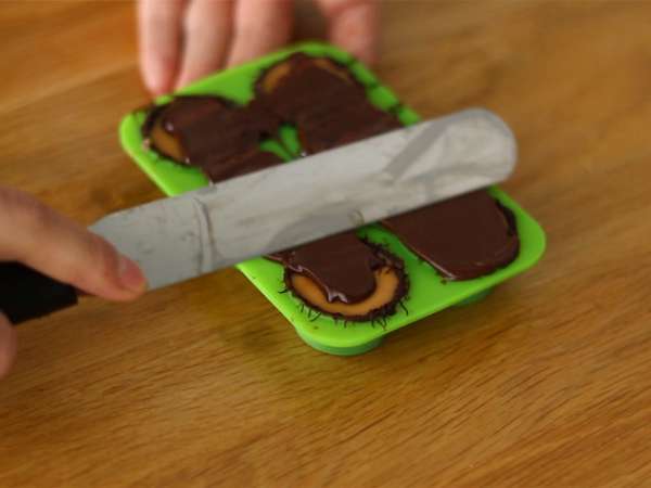 Cokelat yang diisi dengan karamel mentega asin dan kacang almond - Persiapan langkah 4