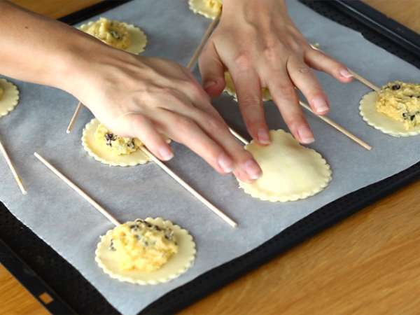 Kue raja mini dengan kepingan cokelat - Persiapan langkah 5