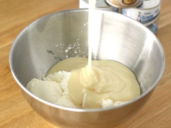 Kue keju susu kental manis dengan kolak buah merah - Persiapan langkah 2