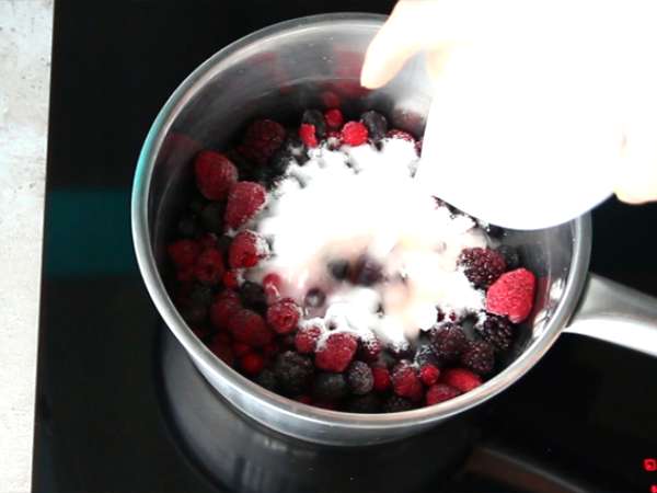 Kue keju susu kental manis dengan kolak buah merah - Persiapan langkah 5