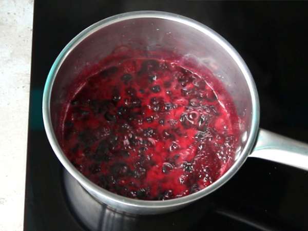 Kue keju susu kental manis dengan kolak buah merah - Persiapan langkah 6