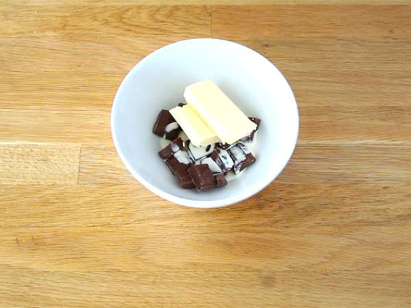 Kue dua rasa cokelat/vanila dengan bagian tengah cokelat - Persiapan langkah 1