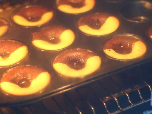 Kue dua rasa cokelat/vanila dengan bagian tengah cokelat - Persiapan langkah 7