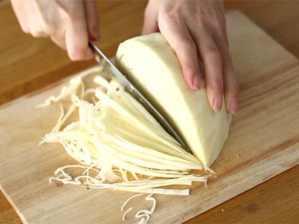 Selada kol ala Amerika (salad kubis dan wortel) - Persiapan langkah 1