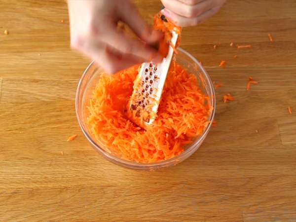 Selada kol ala Amerika (salad kubis dan wortel) - Persiapan langkah 2