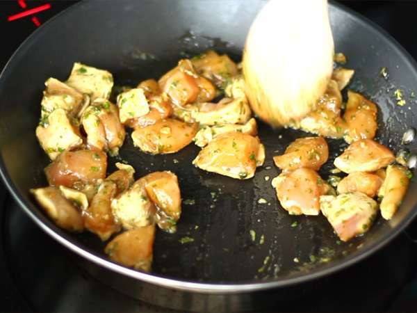 Chow mein (chao men), mie khas Tiongkok dengan ayam dan sayuran - Persiapan langkah 2