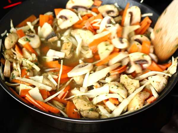 Chow mein (chao men), mie khas Tiongkok dengan ayam dan sayuran - Persiapan langkah 3