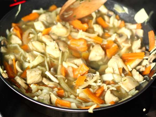 Chow mein (chao men), mie khas Tiongkok dengan ayam dan sayuran - Persiapan langkah 5