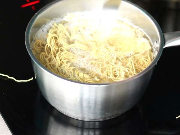 Chow mein (chao men), mie khas Tiongkok dengan ayam dan sayuran - Persiapan langkah 6