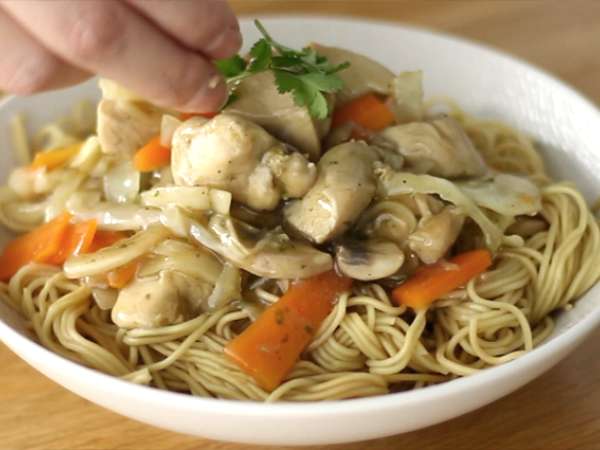 Chow mein (chao men), mie khas Tiongkok dengan ayam dan sayuran - Persiapan langkah 7